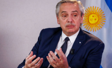 El ex presidente argentino Alberto Fernández gesticulando durante una conferencia de prensa.