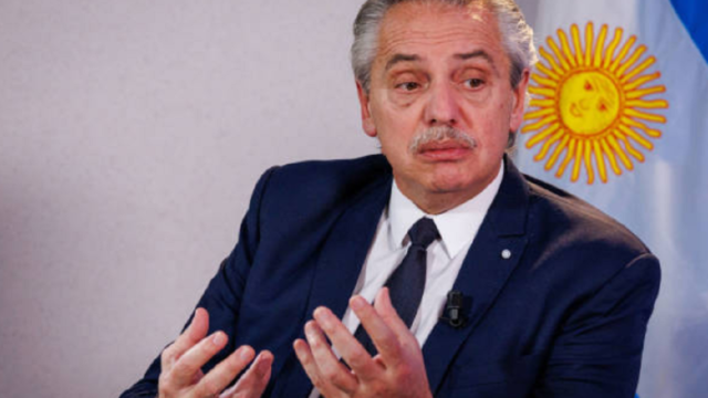 El ex presidente argentino Alberto Fernández gesticulando durante una conferencia de prensa.