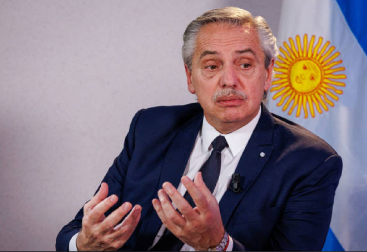 El ex presidente argentino Alberto Fernández gesticulando durante una conferencia de prensa.