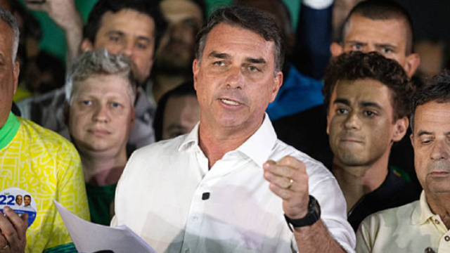 Imagen de archivo del senador brasileño Flávio Bolsonaro durante una conferencia de prensa.