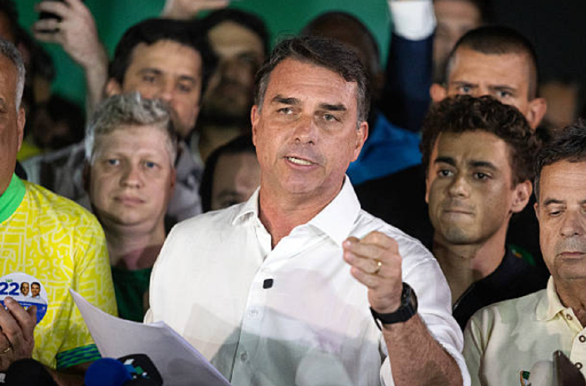 Imagen de archivo del senador brasileño Flávio Bolsonaro durante una conferencia de prensa.