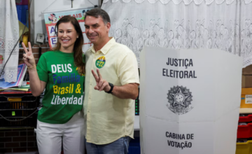 Flávio Bolsonaro realizando declaraciones ante los medios tras emitir su voto en Río de Janeiro.