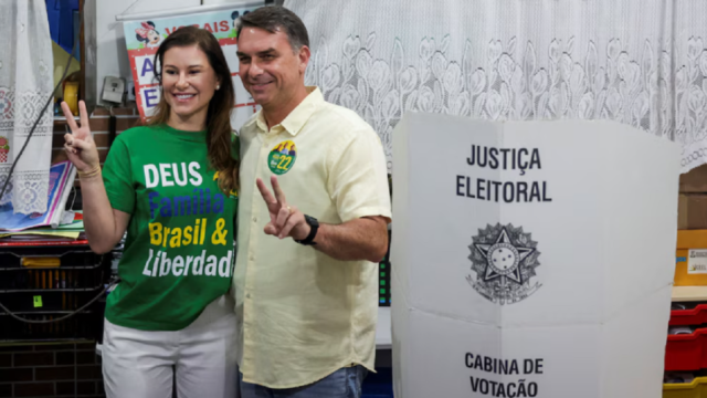 Flávio Bolsonaro realizando declaraciones ante los medios tras emitir su voto en Río de Janeiro.