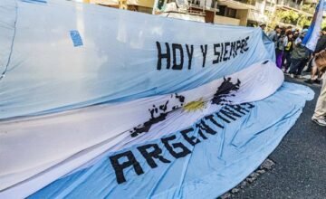El conflicto entre Argentina y Reino Unido sobre el control de recursos naturales en las Islas Malvinas se intensifica tras la suspensión del Proyecto Sea Lion y las declaraciones.