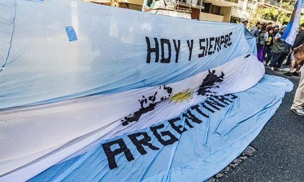 El conflicto entre Argentina y Reino Unido sobre el control de recursos naturales en las Islas Malvinas se intensifica tras la suspensión del Proyecto Sea Lion y las declaraciones.