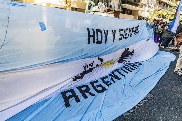 El conflicto entre Argentina y Reino Unido sobre el control de recursos naturales en las Islas Malvinas se intensifica tras la suspensión del Proyecto Sea Lion y las declaraciones.