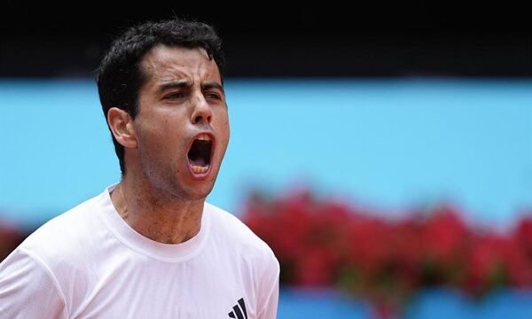 Un jugador de tenis enfrenta a otro en una competición internacional, tras un resultado clave que define el avance de uno de los participantes en una etapa importante del torneo.
