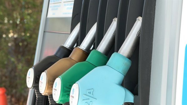 Las tensiones geopolíticas en Oriente Próximo y las restricciones a exportaciones de diésel afectan los precios del combustible en el Reino Unido, donde la dependencia de.