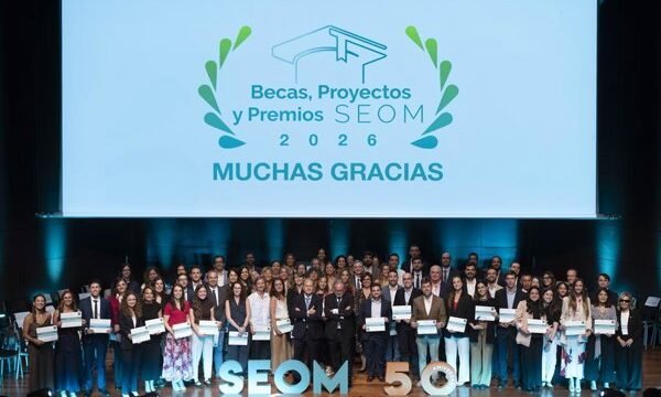 La Sociedad Española de Oncología médico ha impulsado una serie de iniciativas para fortalecer la investigación clínica y la formación de profesionales en el campo del cáncer, con.