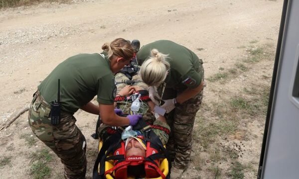 La Unión Europea apoya el fortalecimiento de capacidades médicas militares en regiones de los Balcanes afectadas por crisis o desastres, mediante inversiones en equipamiento y.