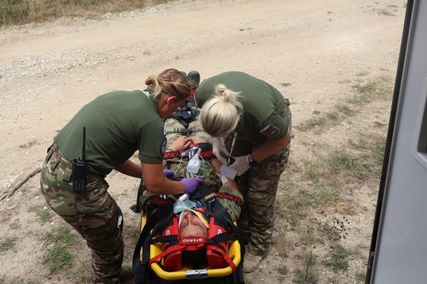 La Unión Europea apoya el fortalecimiento de capacidades médicas militares en regiones de los Balcanes afectadas por crisis o desastres, mediante inversiones en equipamiento y.