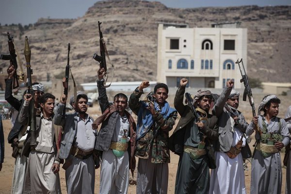El gobierno yemení liderado por los hutíes rechaza las afirmaciones de Arabia Saudí sobre un presunto ataque en Medina, al tiempo que denuncia la política exterior del régimen.