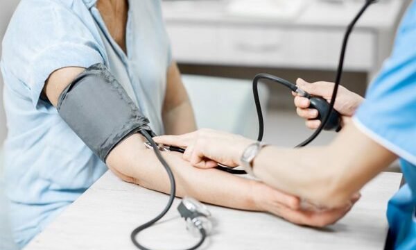 En el contexto de una crisis laboral en el sistema sanitario español, el personal técnico en cuidados de Enfermería enfrenta condiciones que afectan su Salud Mental y bienestar.