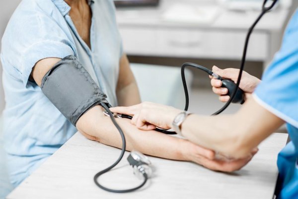 En el contexto de una crisis laboral en el sistema sanitario español, el personal técnico en cuidados de Enfermería enfrenta condiciones que afectan su Salud Mental y bienestar.