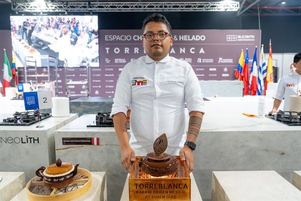 Un evento gastronómico Internacional en Alicante reúne a expertos en repostería de ocho países para evaluar innovaciones en la elaboración de tartas de chocolate.
