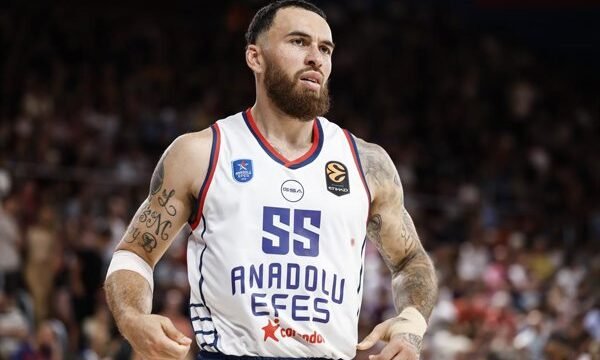 El club turco Anadolu Efes anunció la operación de Mike James por una lesión grave sufrida en un partido oficial, afectando su participación en la temporada.