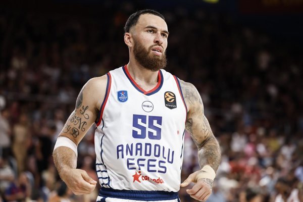 El club turco Anadolu Efes anunció la operación de Mike James por una lesión grave sufrida en un partido oficial, afectando su participación en la temporada.