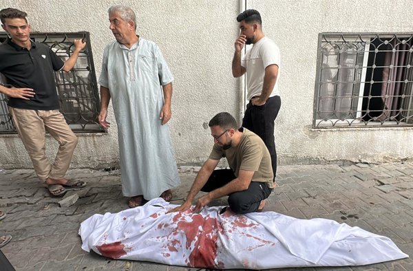 A pesar del acuerdo de alto el fuego firmado en octubre de 2025, las fuerzas israelíes mantienen operaciones militares en Gaza, con bombardeos aéreos y terrestres que afectan.