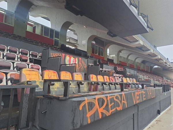 La Comunidad de Madrid suspendió la concesión del Estadio de Vallecas tras una auditoría que detectó problemas estructurales, lo que desencadenó una crisis de confianza entre el.