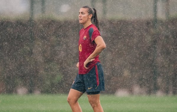 La Liga F anunció el retraso del Clásico por riesgo de inundaciones en la región catalana, tras evaluación de condiciones climáticas y seguridad en el estadio.