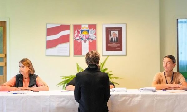 Las elecciones legislativas en Letonia determinan el balance de Poder entre partidos, con el centro político consolidando su liderazgo tras una campaña intensa