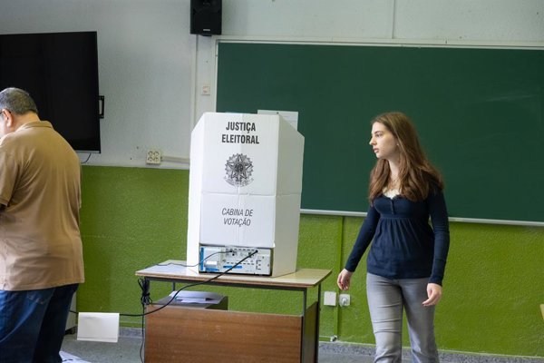 El proceso electoral brasileño busca definir el rumbo político del país tras décadas de alternancia entre líderes de izquierda y derecha, con un escenario clave para la región.