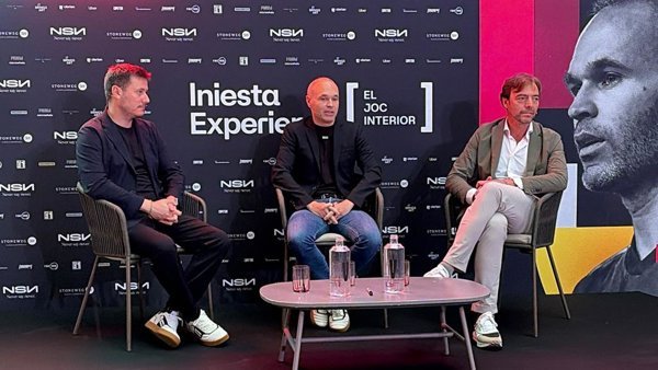 El exfutbolista Andrés Iniesta participa en una iniciativa que promueve el bienestar emocional en jóvenes atletas mediante actividades físicas estructuradas.