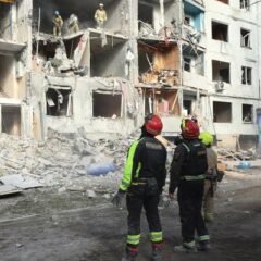 En las últimas horas, las autoridades ucranianas confirmaron que tres bombas guiadas caídas en la provincia de Járkov causaron daños estructurales en decenas de edificios y una.