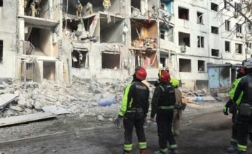 En las últimas horas, las autoridades ucranianas confirmaron que tres bombas guiadas caídas en la provincia de Járkov causaron daños estructurales en decenas de edificios y una.