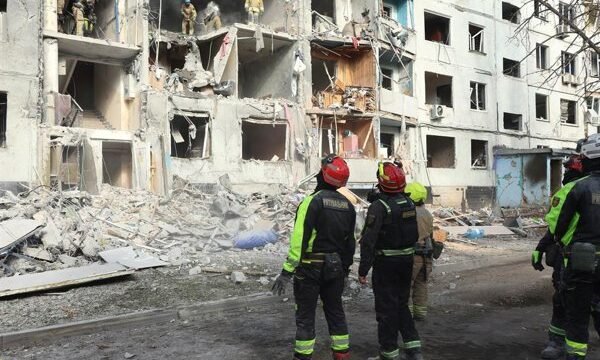 En las últimas horas, las autoridades ucranianas confirmaron que tres bombas guiadas caídas en la provincia de Járkov causaron daños estructurales en decenas de edificios y una.
