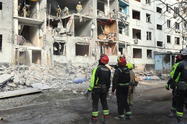 En las últimas horas, las autoridades ucranianas confirmaron que tres bombas guiadas caídas en la provincia de Járkov causaron daños estructurales en decenas de edificios y una.