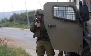 En las proximidades de Hebrón, en Cisjordania, se registró un incidente en el que efectivos israelíes dispararon contra un vehículo tras una supuesta acción de robo.