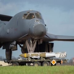 Las autoridades británicas y estadounidenses confirmaron que la seguridad de la base Aérea de Fairford se mantiene intacta tras un incidente con disturbios y detenciones, ocurrido.