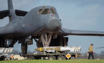 Las autoridades británicas y estadounidenses confirmaron que la seguridad de la base Aérea de Fairford se mantiene intacta tras un incidente con disturbios y detenciones, ocurrido.