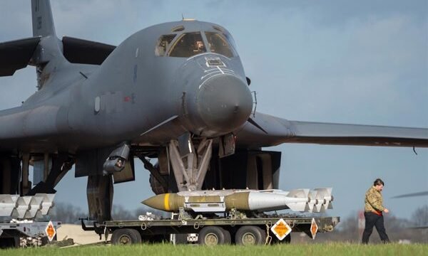 Las autoridades británicas y estadounidenses confirmaron que la seguridad de la base Aérea de Fairford se mantiene intacta tras un incidente con disturbios y detenciones, ocurrido.