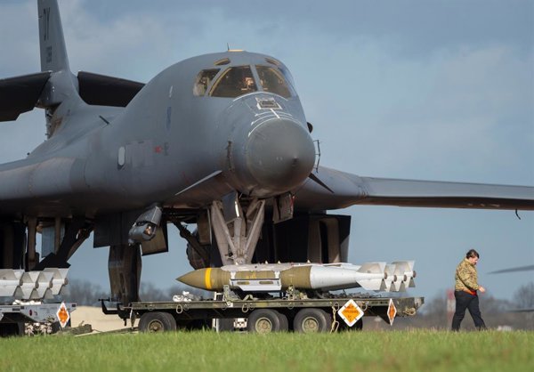 Las autoridades británicas y estadounidenses confirmaron que la seguridad de la base Aérea de Fairford se mantiene intacta tras un incidente con disturbios y detenciones, ocurrido.