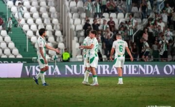 El partido entre Córdoba CF y CD Tenerife se desarrolló en un contexto de alta tensión, con decisiones clave que influyeron en el resultado final.