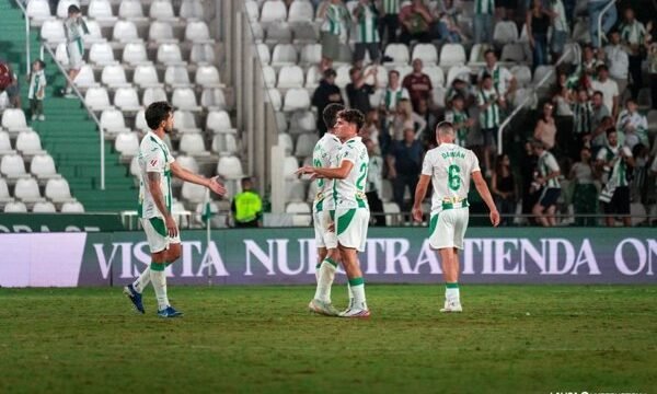 El partido entre Córdoba CF y CD Tenerife se desarrolló en un contexto de alta tensión, con decisiones clave que influyeron en el resultado final.