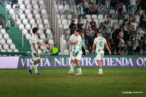 El partido entre Córdoba CF y CD Tenerife se desarrolló en un contexto de alta tensión, con decisiones clave que influyeron en el resultado final.