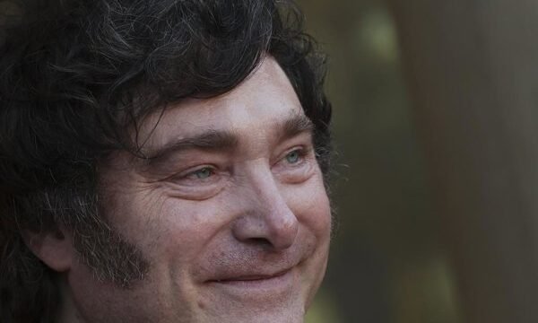 El gobierno argentino coordina acciones internacionales para fortalecer posiciones políticas en Europa durante procesos electorales.