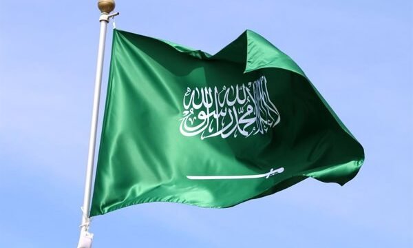 Los rebeldes hutíes de Yemen han lanzado ataques a objetivos militares y económicos en Arabia Saudí como represalia por operaciones aéreas contra el territorio yerno.
