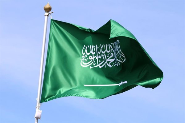 Los rebeldes hutíes de Yemen han lanzado ataques a objetivos militares y económicos en Arabia Saudí como represalia por operaciones aéreas contra el territorio yerno.