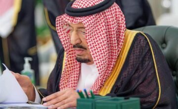 El gobierno Saudí está implementando medidas humanitarias para la población yemení en el país mientras avanza su operación militar contra los hutíes en Yemen.