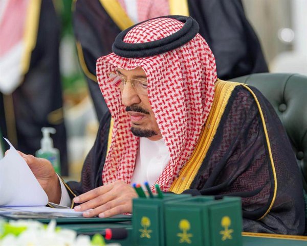 El gobierno Saudí está implementando medidas humanitarias para la población yemení en el país mientras avanza su operación militar contra los hutíes en Yemen.