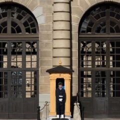 La autoridad sueca actuó para contener una situación de riesgo cerca del edificio oficial del rey en la capital, tras un incidente con un individuo armado.