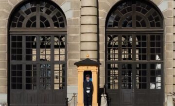 La autoridad sueca actuó para contener una situación de riesgo cerca del edificio oficial del rey en la capital, tras un incidente con un individuo armado.