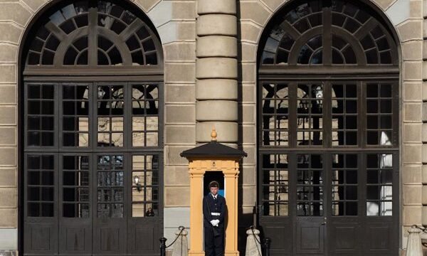 La autoridad sueca actuó para contener una situación de riesgo cerca del edificio oficial del rey en la capital, tras un incidente con un individuo armado.