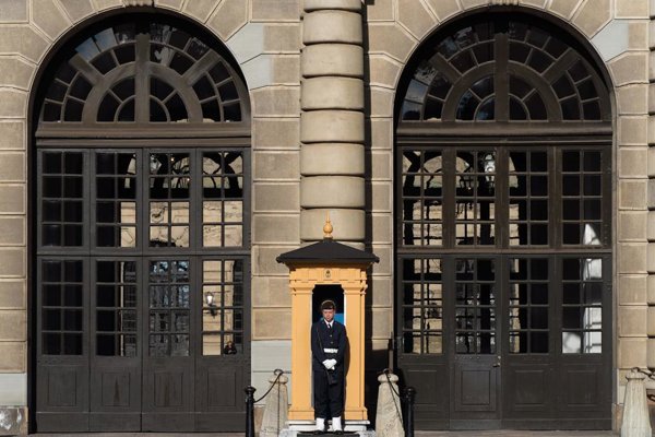 La autoridad sueca actuó para contener una situación de riesgo cerca del edificio oficial del rey en la capital, tras un incidente con un individuo armado.