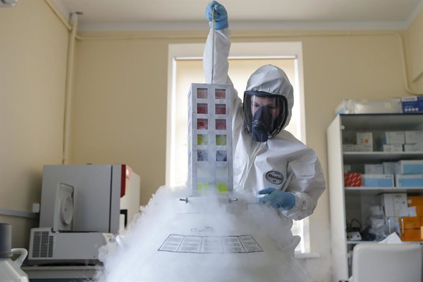 Las autoridades rusas y la OMS evalúan el caso de una investigadora que falleció por neumonía en un laboratorio de Irkutsk, tras realizar una Investigación epidemiológica completa.