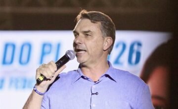 El candidato del Partido Liberal Flávio Bolsonaro durante una conferencia de prensa en Brasilia.